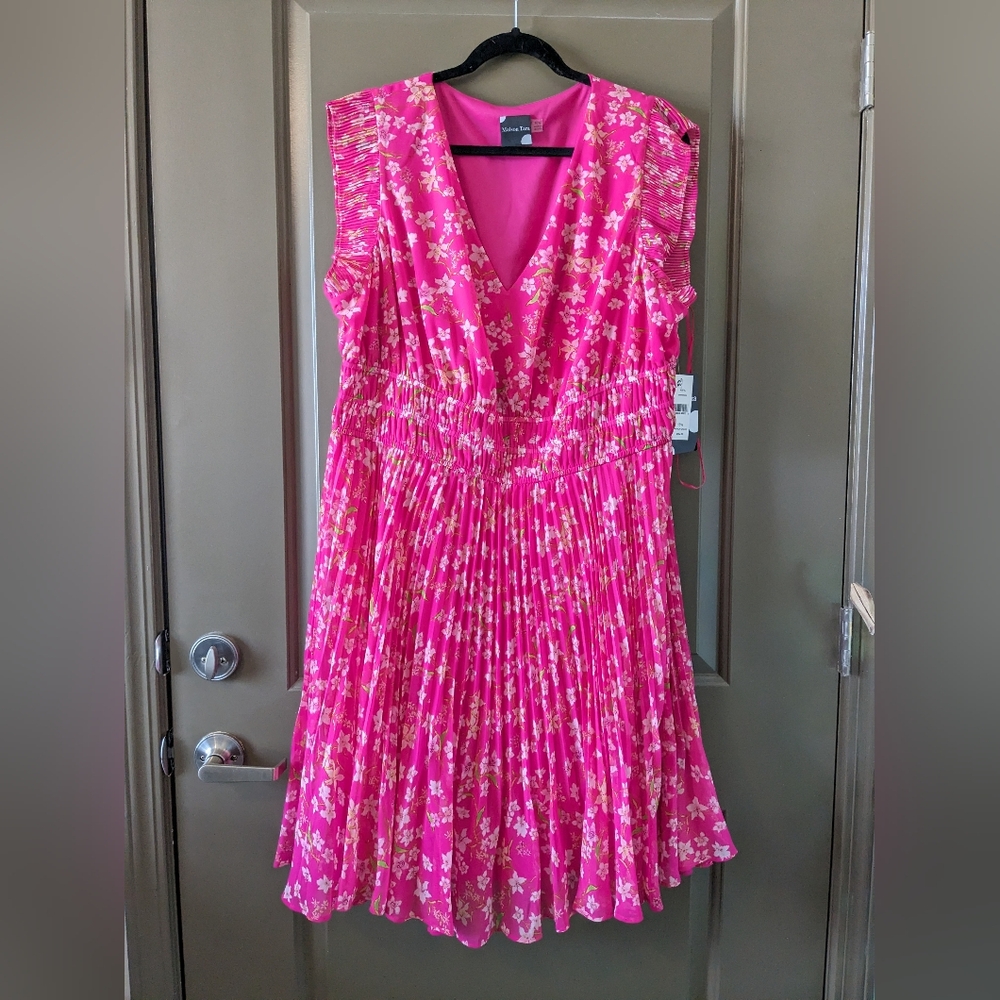 Short sleeve v-neck pleated ditzy floral fit and flare dress